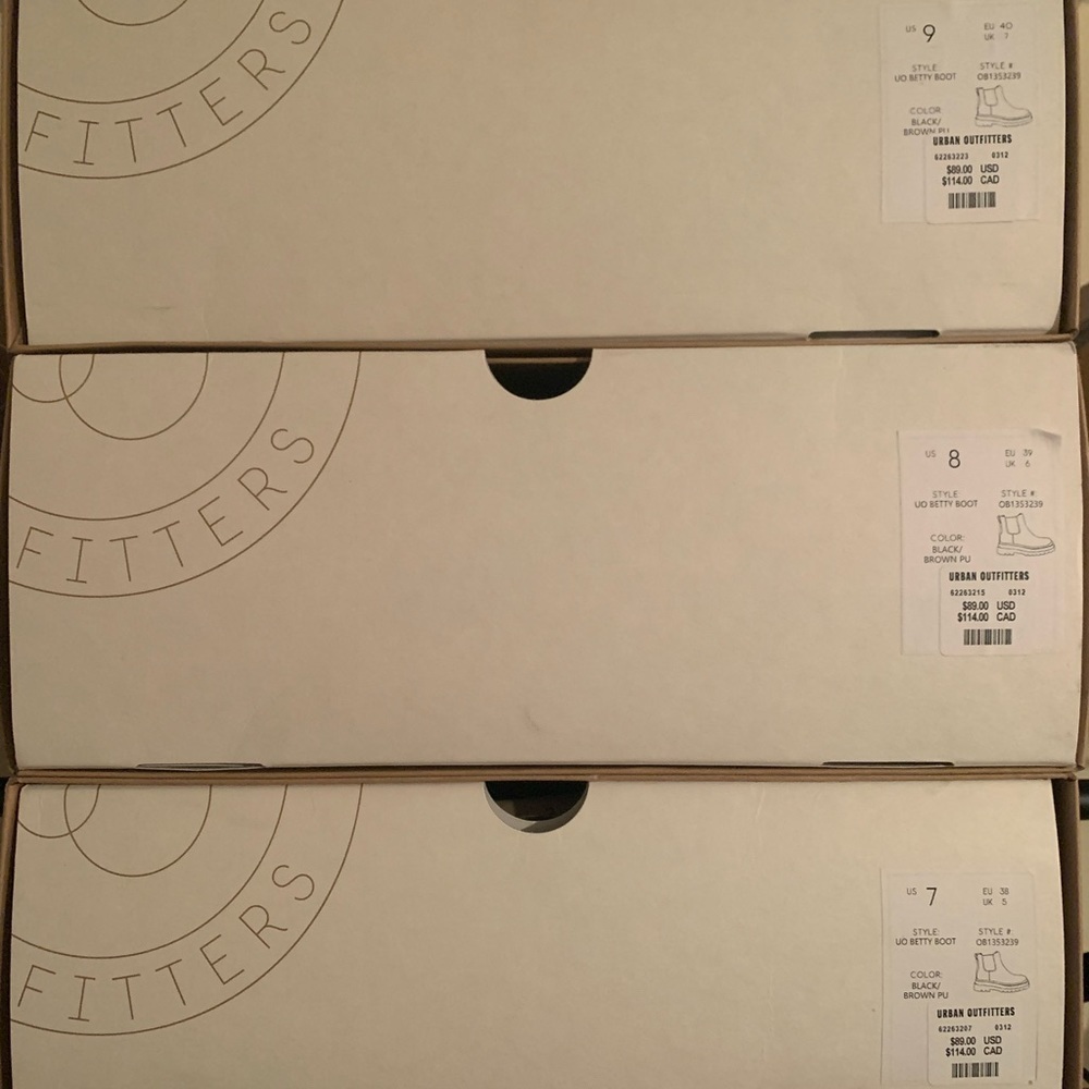 New with box UO Betty treaded Chelsea faux leather chunky platform boot 9 - Picture 10 of 10